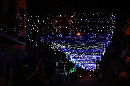 Đèn màu lấp lánh trên các con đường Xóm Đạo 