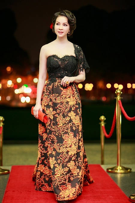 Nữ MC Thanh Mai cũng có mặt trong sự kiện tối qua với chiếc đầm dạ hội sang trọng, gợi cảm.