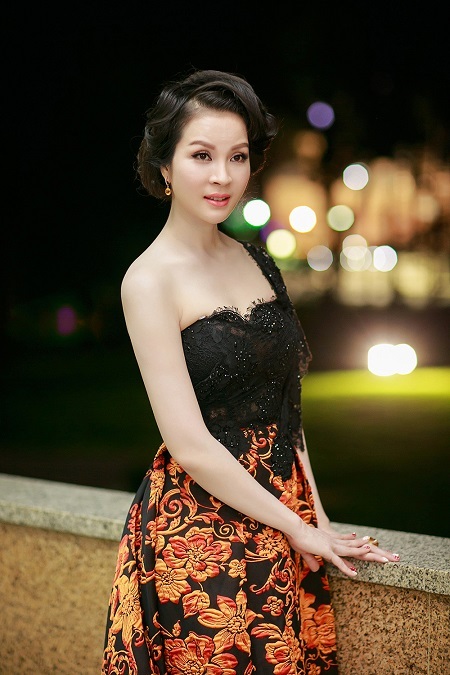 Nữ MC Thanh Mai cũng có mặt trong sự kiện tối qua với chiếc đầm dạ hội sang trọng, gợi cảm.