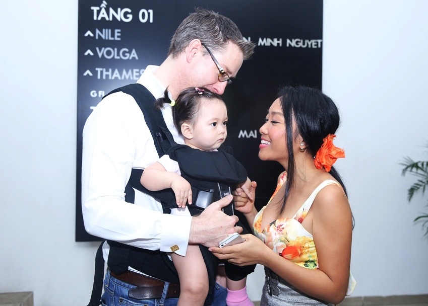 Đoan Trang xuất hiện rạng rỡ cùng ông xã và con gái