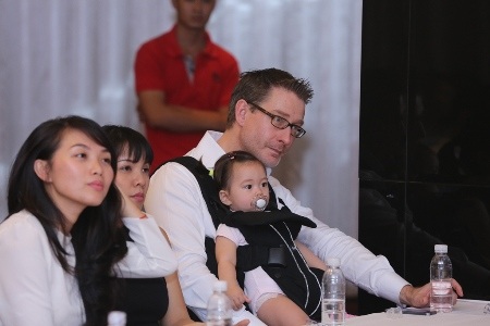 Bố con bé Sol kiên nhẫn ngồi đợi mẹ Đoan Trang trong suốt buổi họp báo khá dài