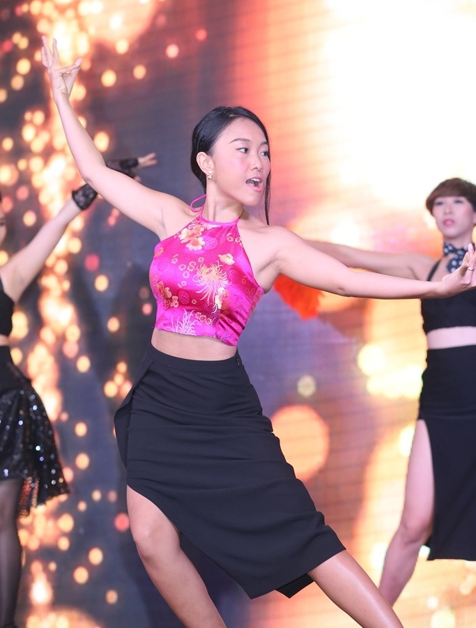 Nữ ca sĩ biểu diễn một bài nhảy trong buổi họp báo