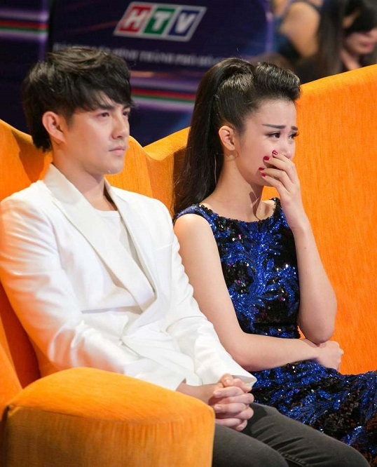Đông Nhi - Ông Cao Thắng khóc nức nở khi thí sinh đội nhà bị loại
