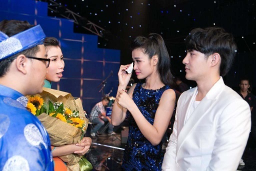 Đông Nhi - Ông Cao Thắng khóc nức nở khi thí sinh đội nhà bị loại