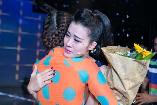 Đông Nhi - Ông Cao Thắng khóc nức nở khi thí sinh đội nhà bị loại