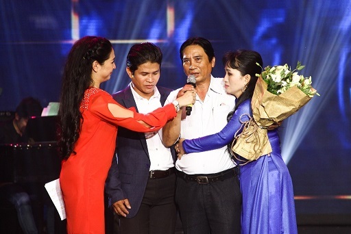 Đôi giám khảo phấn khích với tiết mục LK: