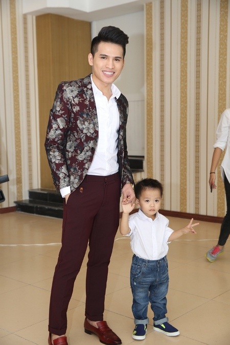 Quốc Thiên và con trai đỡ đầu của mình tại sự kiện