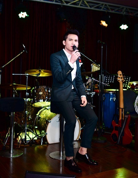 Quốc Thiên đầy cảm xúc trên sân khấu, gửi tặng đến những khách mời ca khúc trong album mới.