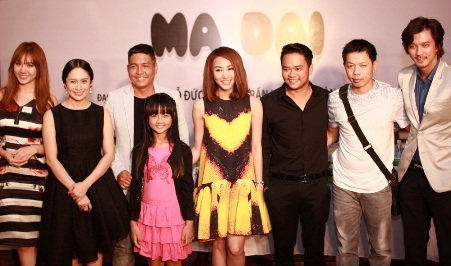 Chồng Thanh Thúy diễn cảnh “nóng” trước mặt Ngân Khánh - 5 Đoàn phim