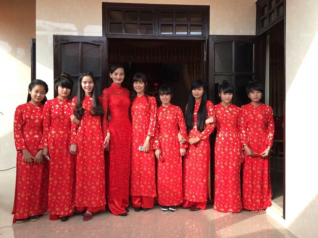 Lê Thúy cùng với dàn nữ bê mâm quả nổi bật trong tà áo dài đỏ.