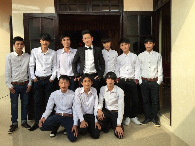 Chú rể Đỗ Khải An và dàn nam bê mâm quả đại diện cho bên nhà trai.