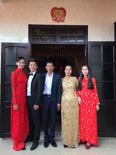 Lê Thúy và Đỗ Khải An chụp ảnh cùng người thân của cô dâu.