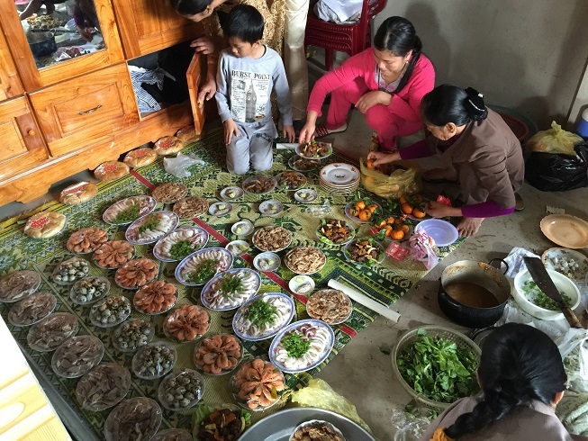 Các món ăn đã được người nhà của Lê Thúy chuẩn bị sẵn sàng để đãi khách sau khi làm lễ xong.