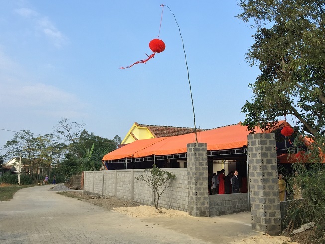 Cổng nhà của Lê Thúy cũng được trang hoàng rất đơn giản.