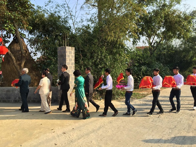 Chú rể Đỗ Khải An và đại diện bên nhà trai bắt đầu vào nhà gái để thực hiện nghi lễ hỏi cưới.