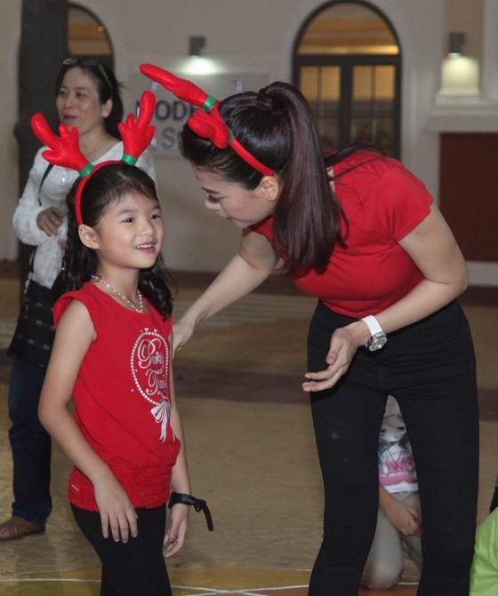 Tuy còn nhỏ, nhưng Bảo Tiên đã biết phụ mẹ sắp xếp và trao quà cho các bạn nhỏ khó khăn hơn mình.