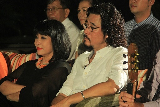 Vợ chồng Cẩm Vân - Khắc Triệu chăm chú theo dõi các thí sinh