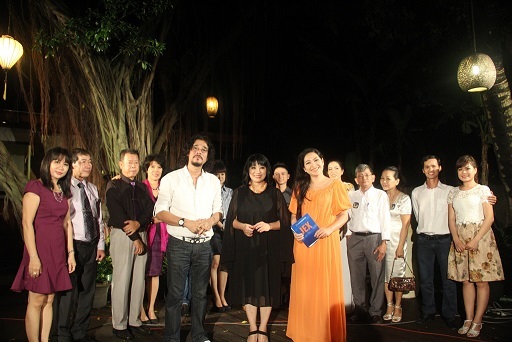 MC Quỳnh Hương cùng cặp đôi giám khảo Cẩm Vân - Khắc Triệu và các cặp thí sinh