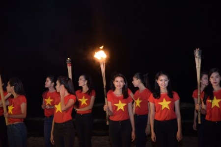 Thí sinh Hoa hậu Việt Nam thắp đuốc trên đảo ngọc - 5 Trí
Hòa