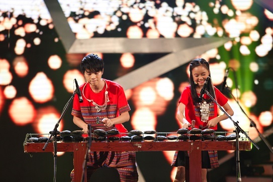 Giám khảo Vietnam’s Got Talent rơi nước mắt vì nhóm 4 chị em - 2 Khán giả ngưỡng mộ trước khả năng chơi nhiều loại nhạc cụ dân tộc của các thí sinh nhỏ tuổi
