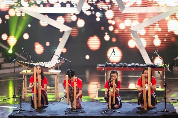 Giám khảo Vietnam’s Got Talent rơi nước mắt vì nhóm 4 chị em - 4 Bốn chị em đã hoàn thành tiết mục xuất sắc trong đêm bán kết 5