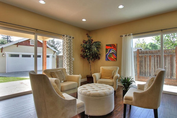 Ngắm tổ ấm sang trọng ở Mỹ của vợ chồng Đan Trường - Thủy Tiên - 6 Không gian thoáng đãng tạo cảm giác gần gũi với thiên nhiên của ngôi nhà.