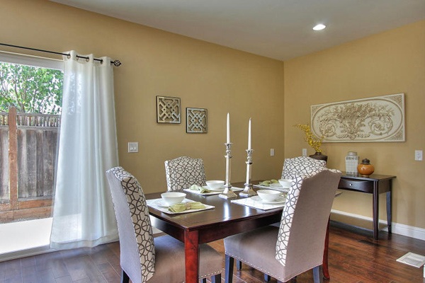 Ngắm tổ ấm sang trọng ở Mỹ của vợ chồng Đan Trường - Thủy Tiên - 7 Phòng ăn được trang trí không quá cầu kỳ nhưng vẫn sang trọng.