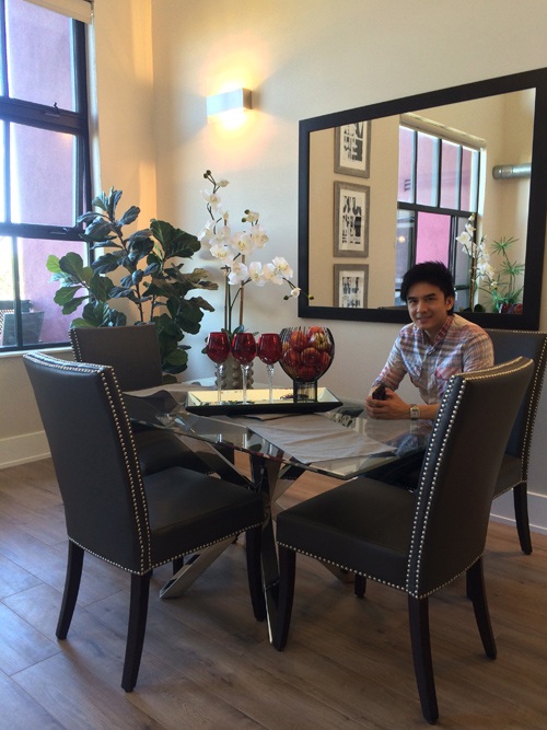 Ngắm tổ ấm sang trọng ở Mỹ của vợ chồng Đan Trường - Thủy Tiên - 8 Phòng ăn được trang trí không quá cầu kỳ nhưng vẫn sang trọng.