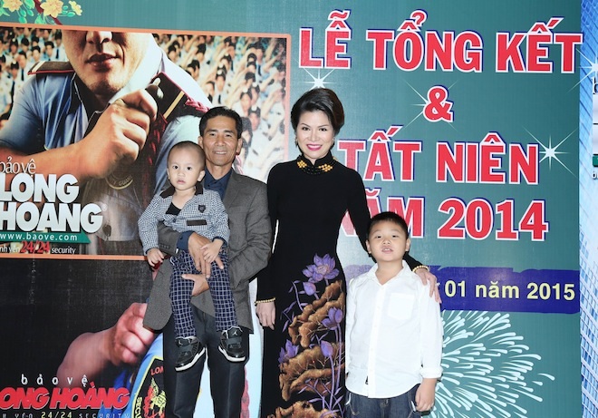 Hoa hậu Bùi Thị Hà khoe dáng thon gọn sau sinh bên Khánh Thi, Hồ Ngọc Hà - 10 Bên gia đình nhỏ với chồng và 2 cậu con trai lớn