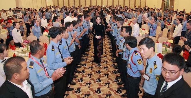 Hoa hậu Bùi Thị Hà khoe dáng thon gọn sau sinh bên Khánh Thi, Hồ Ngọc Hà - 5 Ca sỹ Hồ Ngọc Hà ôm chầm Hoa hậu với những lời khen ngợi không ngớt về vẻ đẹp của bà mẹ 3 con