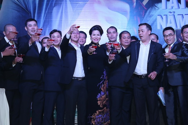 Hoa hậu Bùi Thị Hà khoe dáng thon gọn sau sinh bên Khánh Thi, Hồ Ngọc Hà - 6 Ca sỹ Hồ Ngọc Hà ôm chầm Hoa hậu với những lời khen ngợi không ngớt về vẻ đẹp của bà mẹ 3 con