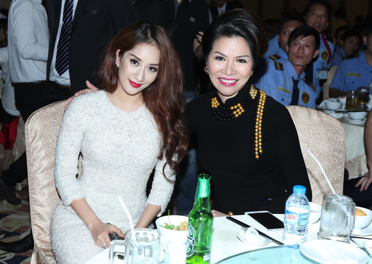 Hoa hậu 3 con khoe nhan sắc mặn mà bên Nữ hoàng Dancepost Khánh Thi