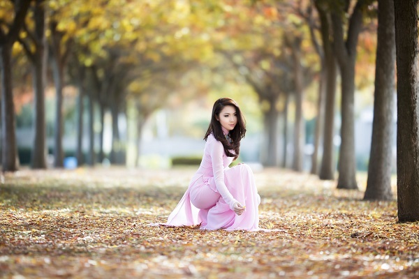 Trong bộ áo dài hồng nhẹ nhàng, mộc mạc, Jennifer Chung vẫn đầy cuốn hút trước ống kính máy ảnh.