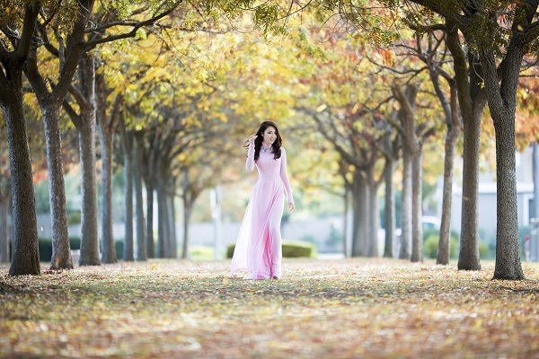 Trong bộ áo dài hồng nhẹ nhàng, mộc mạc, Jennifer Chung vẫn đầy cuốn hút trước ống kính máy ảnh.