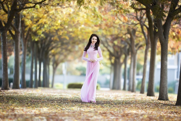 Trong bộ áo dài hồng nhẹ nhàng, mộc mạc, Jennifer Chung vẫn đầy cuốn hút trước ống kính máy ảnh.