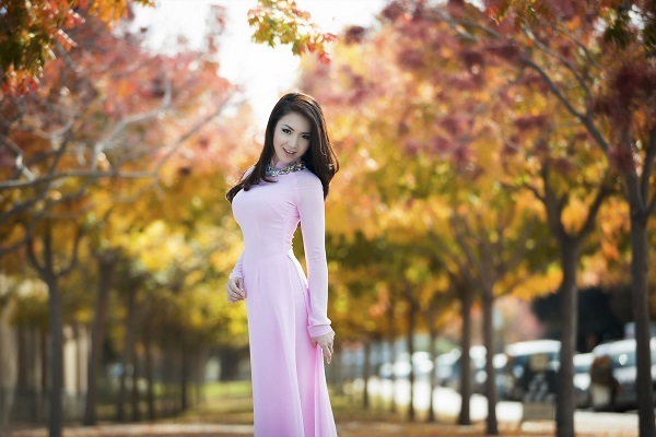Trong bộ áo dài hồng nhẹ nhàng, mộc mạc, Jennifer Chung vẫn đầy cuốn hút trước ống kính máy ảnh.