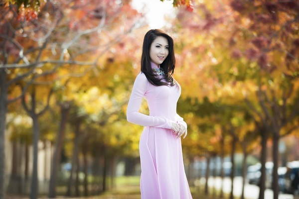 Trong bộ áo dài hồng nhẹ nhàng, mộc mạc, Jennifer Chung vẫn đầy cuốn hút trước ống kính máy ảnh.