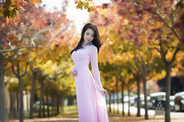 Trong bộ áo dài hồng nhẹ nhàng, mộc mạc, Jennifer Chung vẫn đầy cuốn hút trước ống kính máy ảnh.