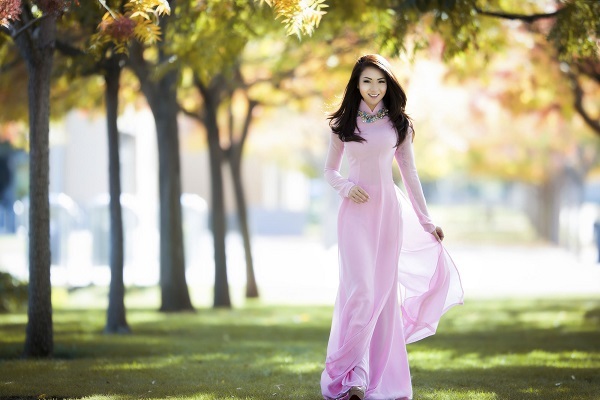 Trong bộ áo dài hồng nhẹ nhàng, mộc mạc, Jennifer Chung vẫn đầy cuốn hút trước ống kính máy ảnh.