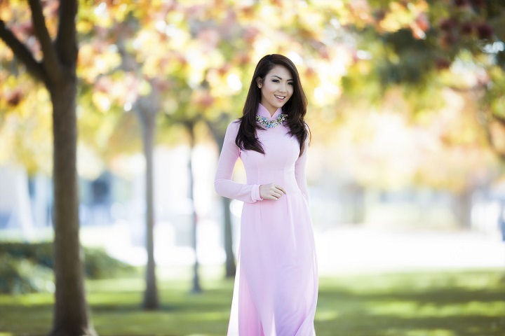 Trong bộ áo dài hồng nhẹ nhàng, mộc mạc, Jennifer Chung vẫn đầy cuốn hút trước ống kính máy ảnh.