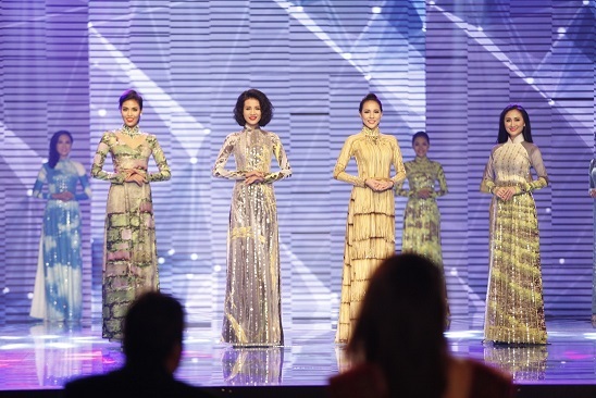 Các người đẹp vô cùng duyên dáng trong những tà áo dài thướt tha của NTK Công Trí.