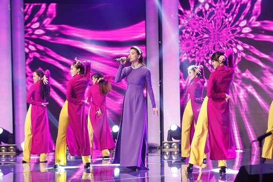 Hồ Ngọc Hà nổi bật trên sân khấu với phần trình diễn mang đậm không khí xuân.