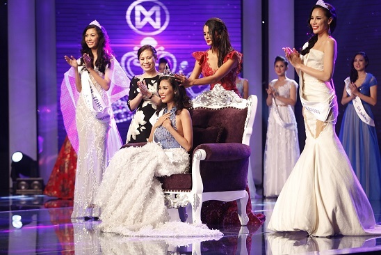 Phần trình diễn trang phục dạ hội do NTK Hoàng Hải hỗ trợ đã nhận được nhiều lời khen của khán giả.