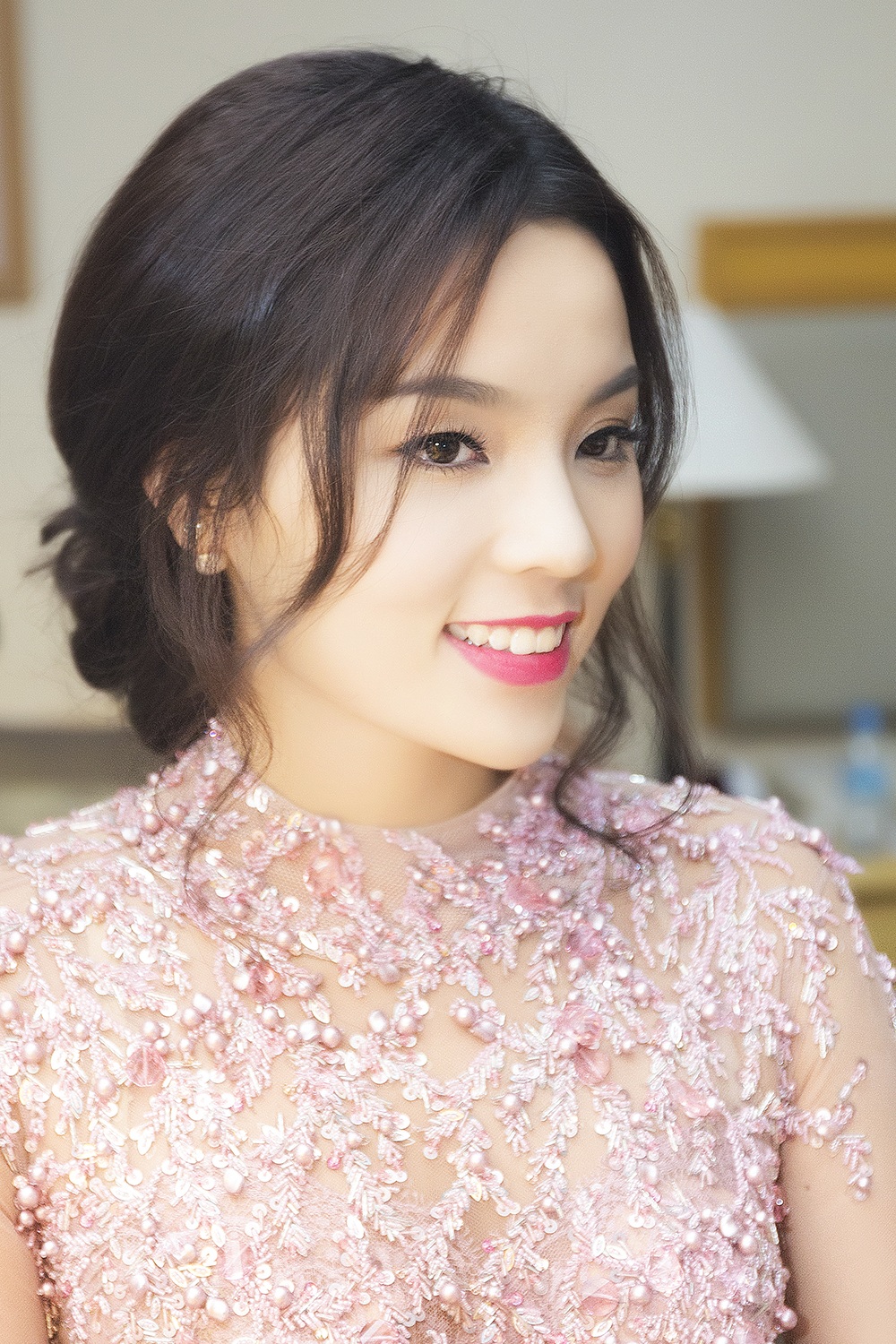 Cận cảnh gương mặt được trang điểm với tông màu hồng nhẹ nhàng của Kỳ Duyên.