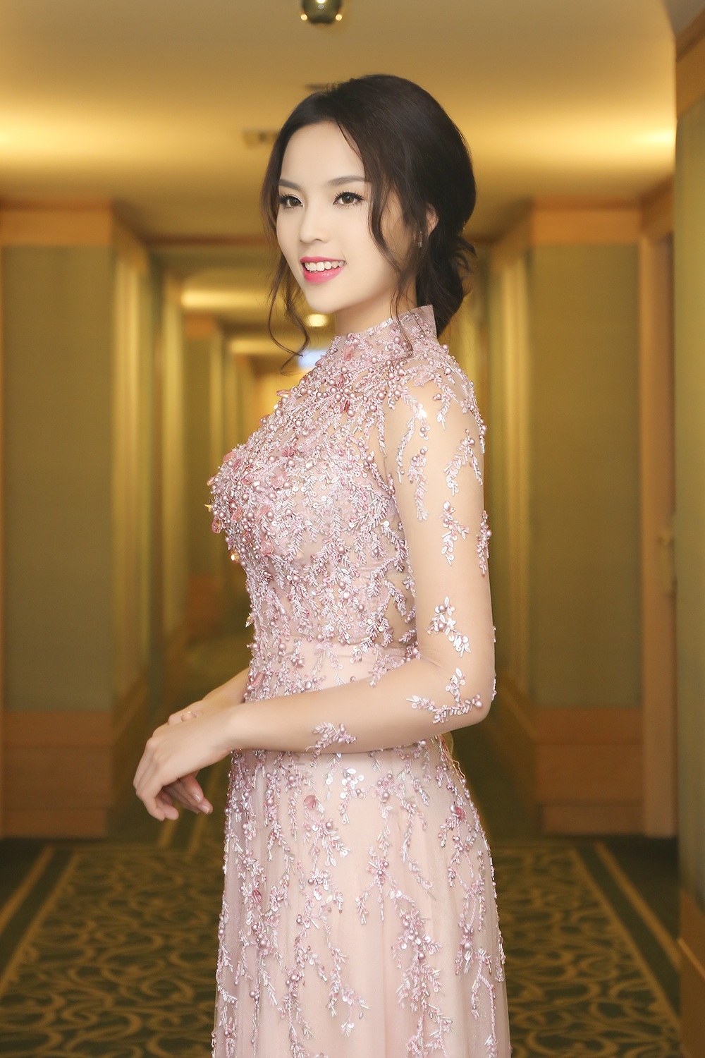 Cận cảnh gương mặt được trang điểm với tông màu hồng nhẹ nhàng của Kỳ Duyên.