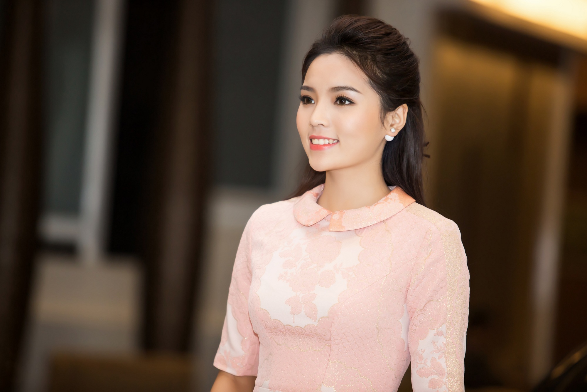 Hoa hậu Kỳ Duyên ngày càng sành điệu - 5 Kỳ Duyên cảm thấy rất vui với sự hỗ nhiệt tình của ê kíp mới cho hình ảnh của mình sau đăng quang.