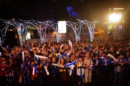 Lưu Hương Giang cuồng nhiệt đón mừng năm mới cùng giới trẻ Sài thành