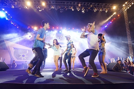 Lưu Hương Giang cuồng nhiệt đón mừng năm mới cùng giới trẻ Sài thành