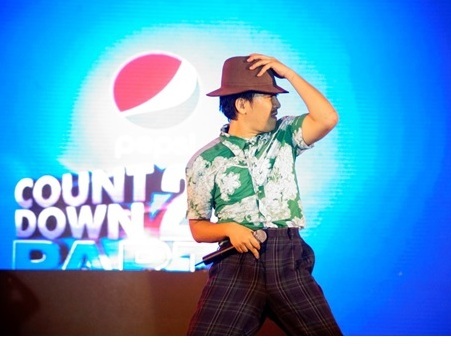 Lưu Hương Giang cuồng nhiệt đón mừng năm mới cùng giới trẻ Sài thành - 9 Nghệ sỹ hài Trường Giang khuấy động không khí của chương trình với tiểu phẩm hài vui nhộn