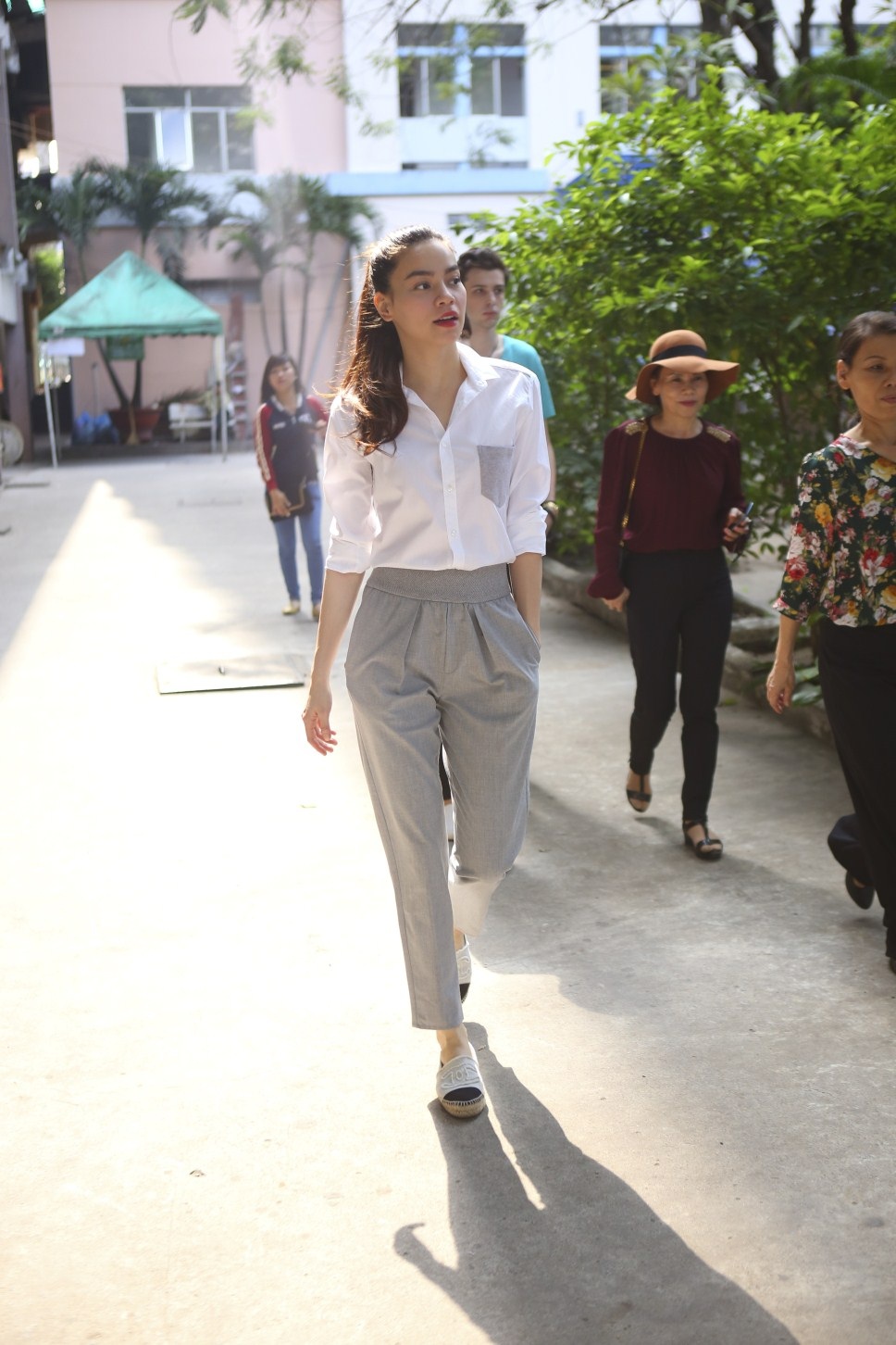 Hà Hồ lặng người khi đi thăm trẻ em bị nhiễm chất độc màu da cam - 1 Hà Hồ lặng người khi đi thăm trẻ em bị nhiễm chất độc màu da cam